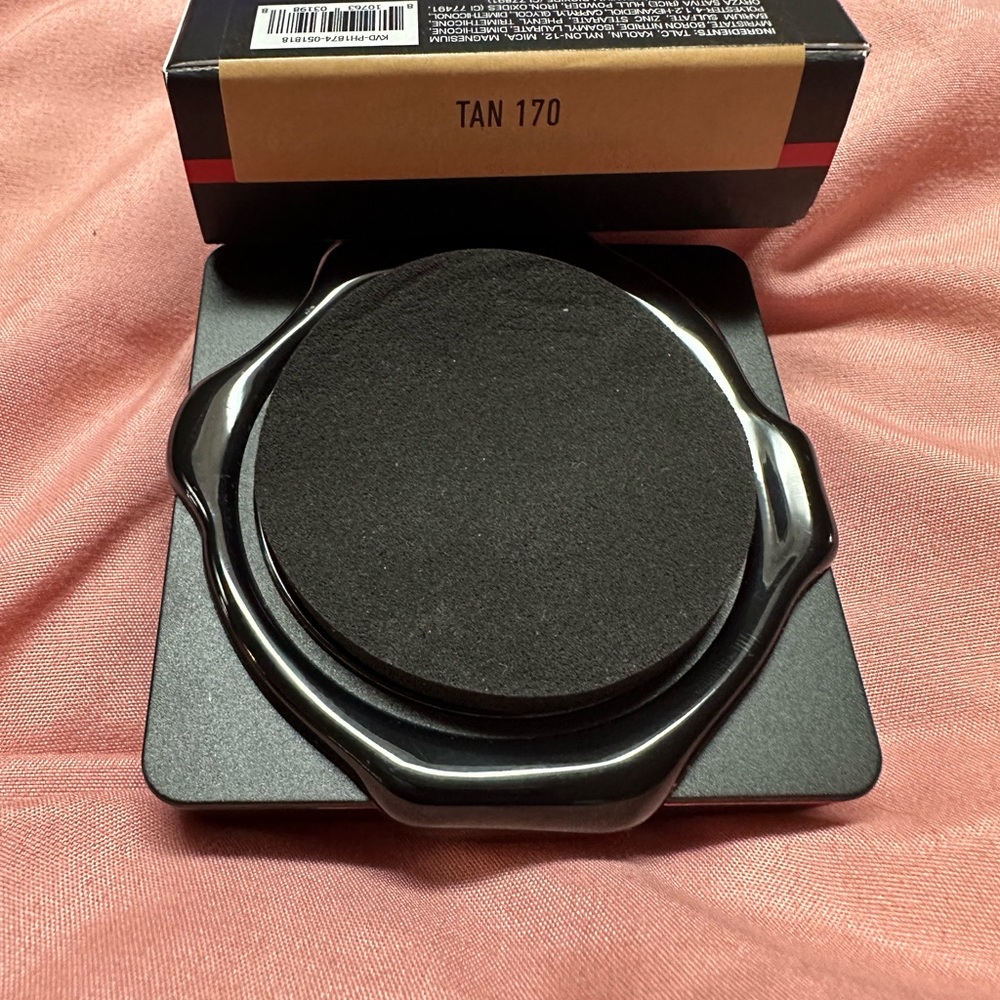 KVD Powder Foundation in TAN NEW - Picture 2 of 4